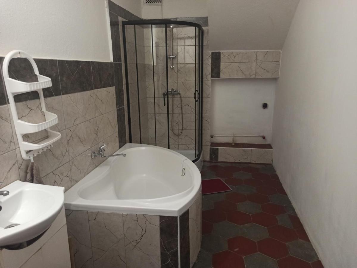 Apartman Menany Buitenkant foto